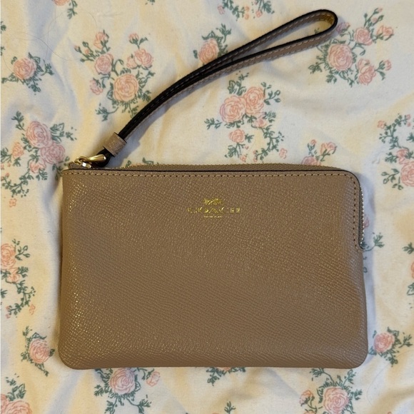 Coach Handbags - LIKE 🆕 COACH Gold/Taupe Corner Zip Wristlet